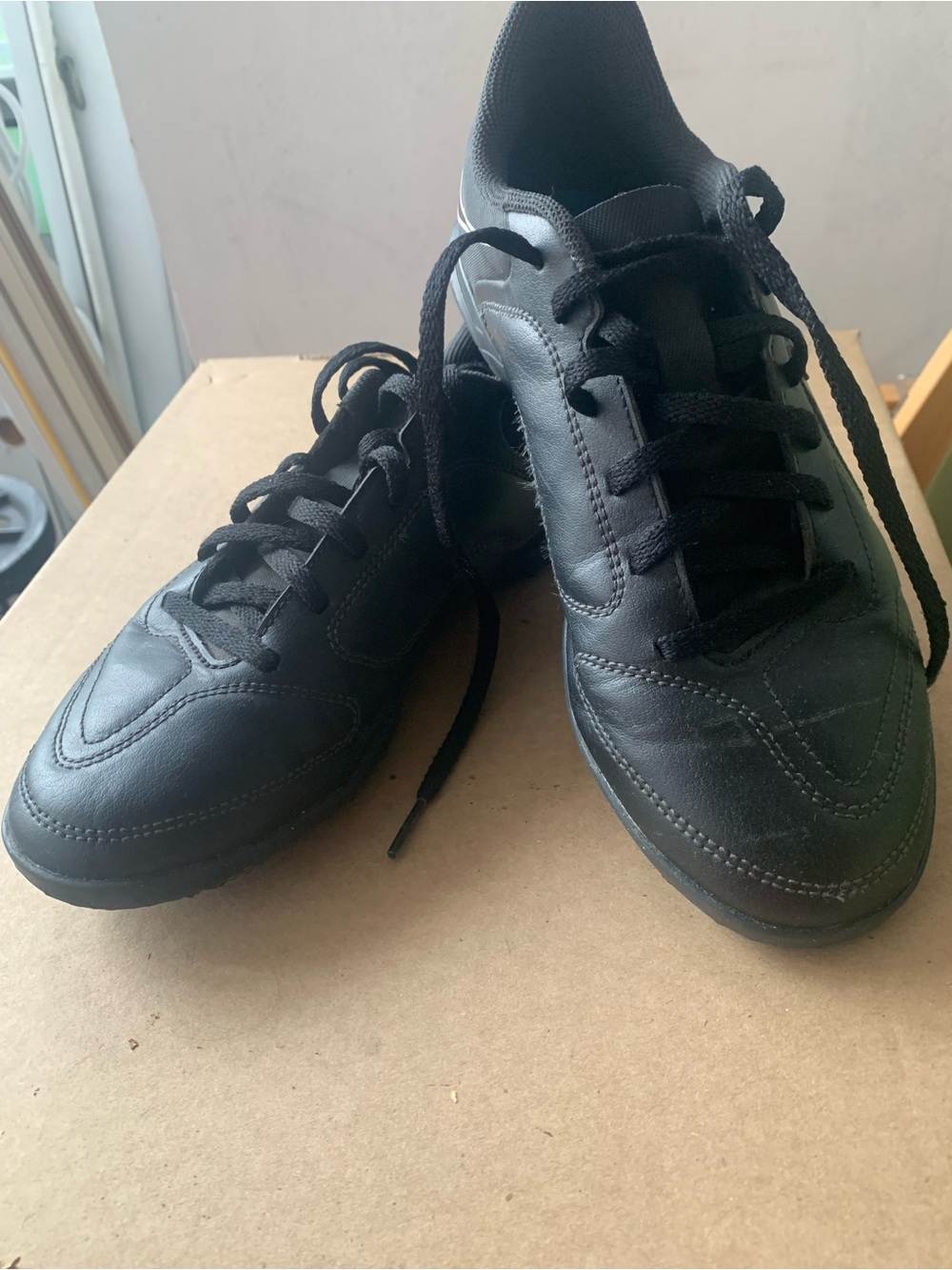 Nike Tiempo Black Low-Profile Lace-Up Sneakers, size 4y